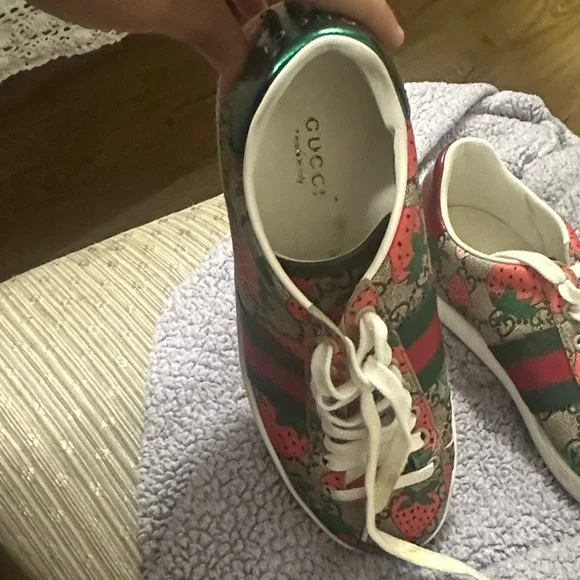 Gucci Women's Sneakers - Red, Green, White - Picture 2 of 3